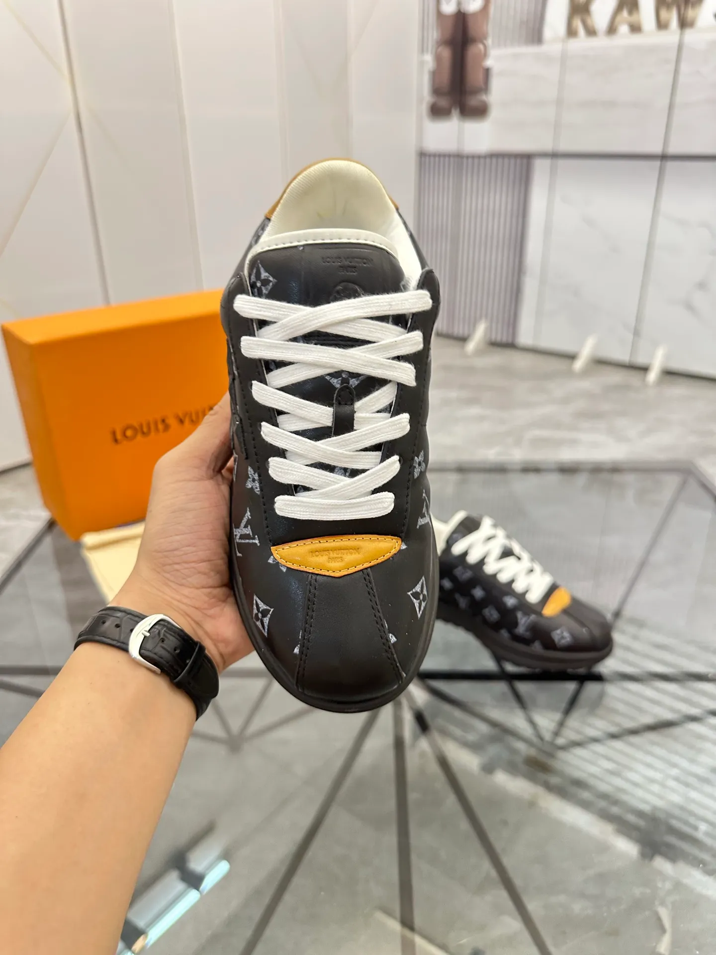 Men's shoes: 💰P700¥ Top quality Product trademark: LV* "Louis Vuitton*" low-top casual shoes Regular size: 35-45 (can be customized to 46) Couple style Product materials: Imported cowhide upper, breathable lining, original outsole. Number: two
